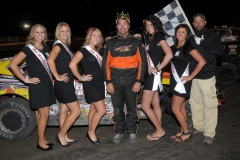 eagle-09-04-11-modifieds-king-of-the-hill-champion-chris-alcorn-with-2011-nebraska-cup-finalist-catrina-harris-elle-patocka-emma-kelley-jamie-kromberg-lindsey-flodman-and-flagman-billy-lioyd